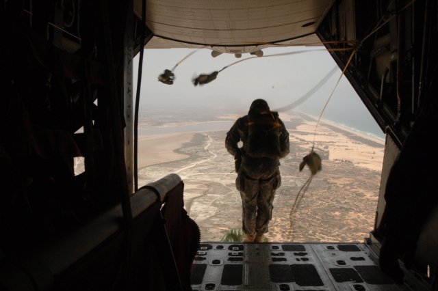  Salto en paracaídas con línea estática 